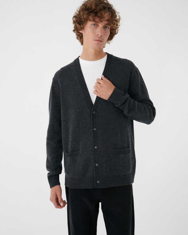 CÁRDIGAN CON BOLSILLOS GRIS OSCURO