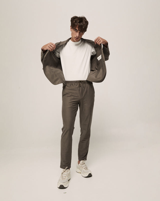 TRAJE CONFORT TAUPE