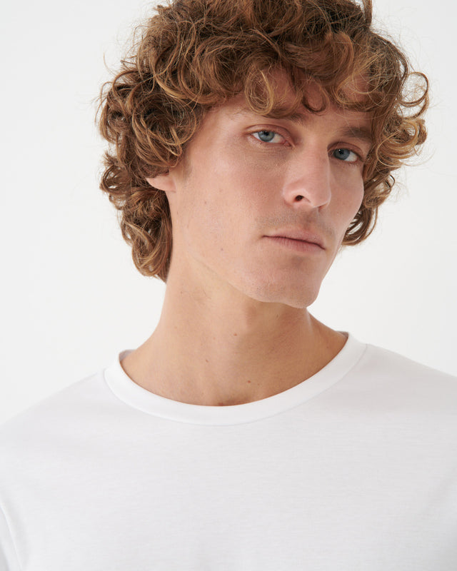 CAMISETA DE ALGODON PREMIUM CON CUELLO REDONDO BLANCA