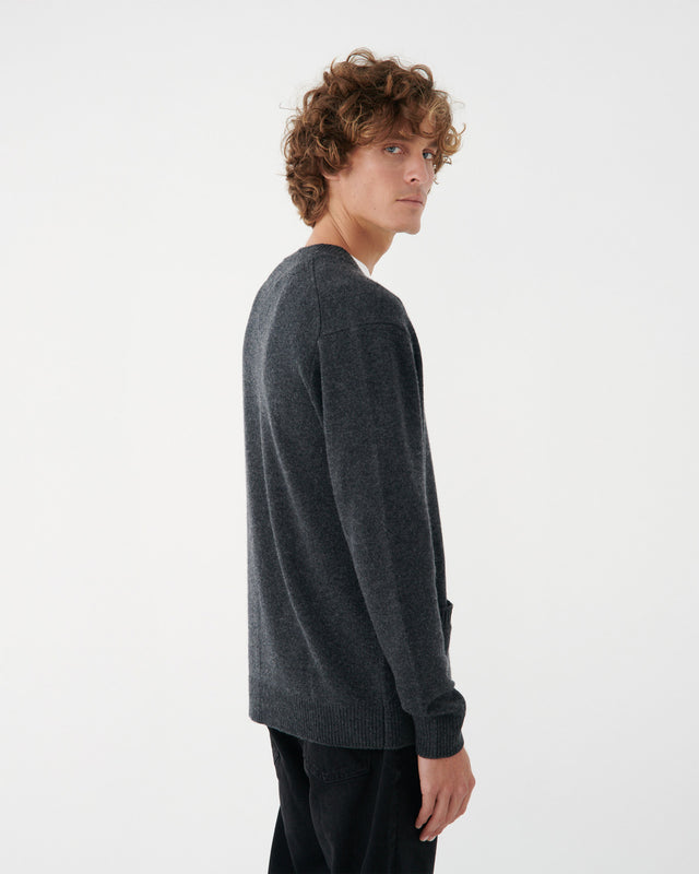 CÁRDIGAN CON BOLSILLOS GRIS OSCURO